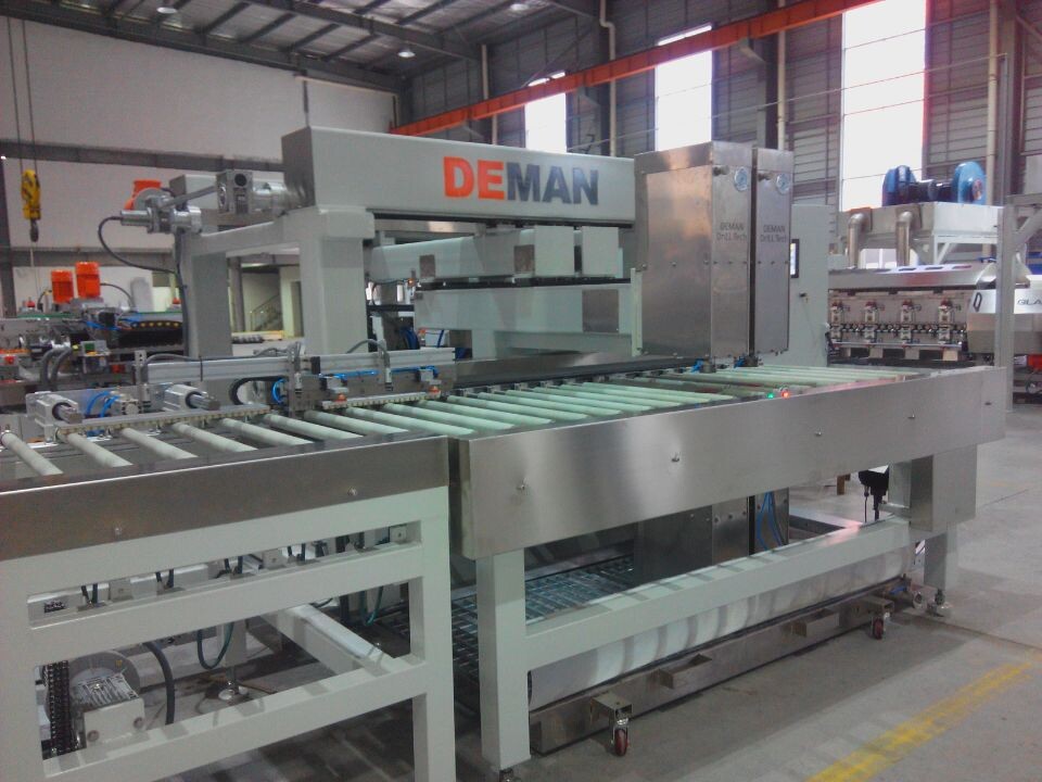 03.pIc controls the automatic glass drilling-Production-Line.jpg